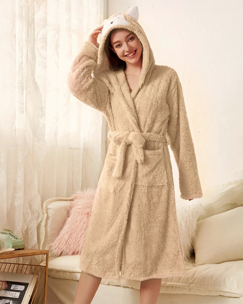Peignoir en fausse fourrure beige avoine porté de face, capuche relevée et ceinture nouée