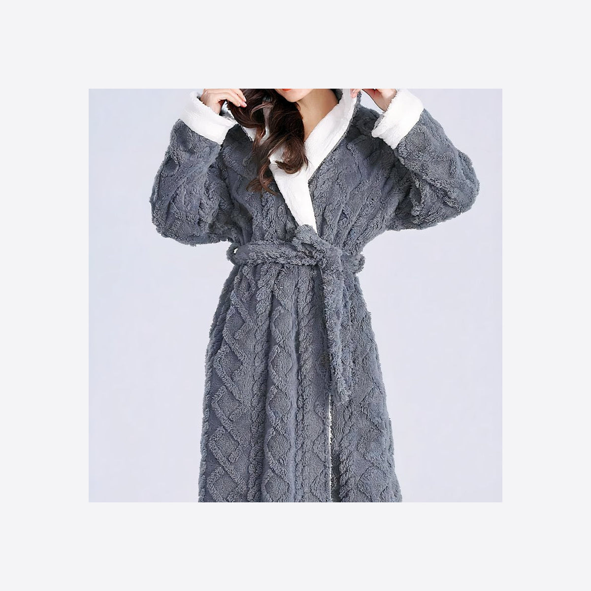 Vue rapprochée de la ceinture et des motifs en relief du peignoir gris