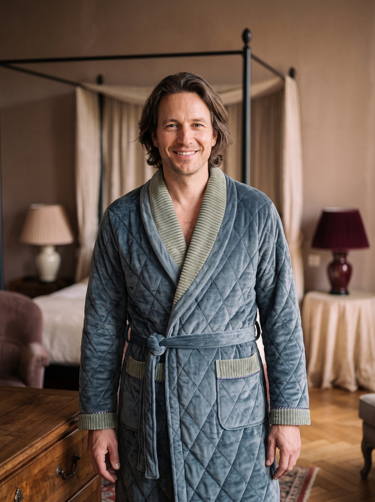 Homme debout avec le peignoir polaire vert long et ceinture nouée