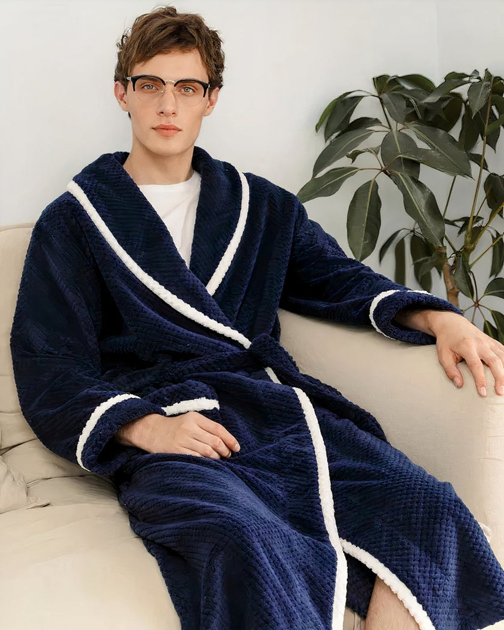 Peignoir bleu marine long à liserés blancs porté dans un fauteuil
