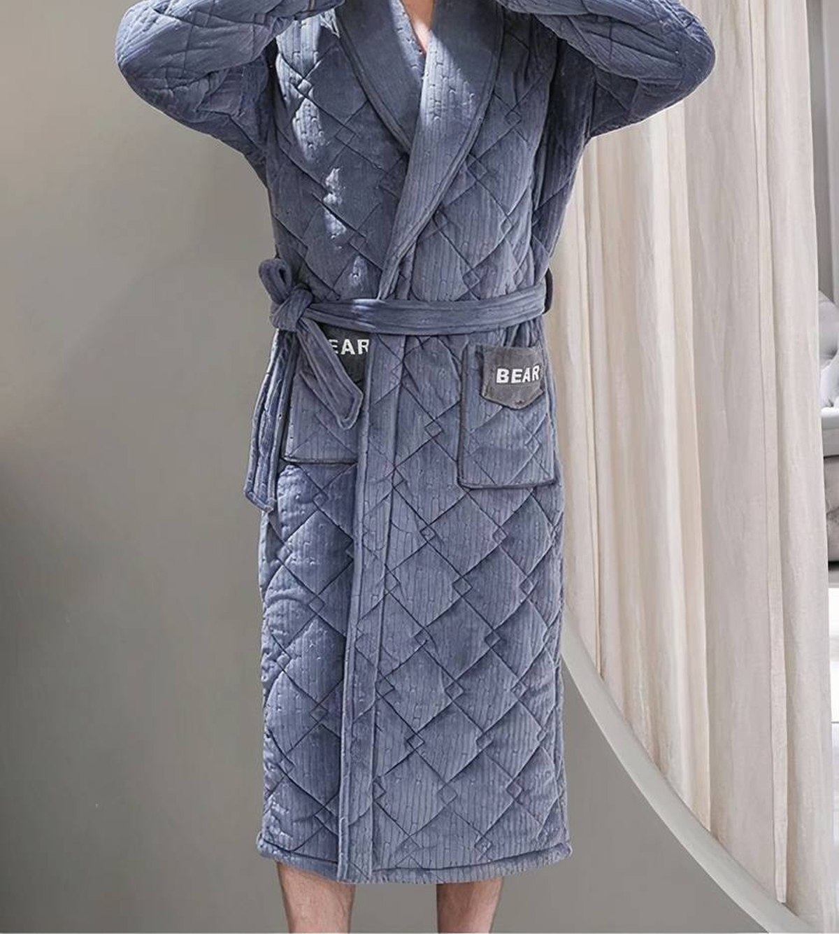 Vue fournisseur sans visage du peignoir polaire homme bleu, matelassage en losange et poches BEAR