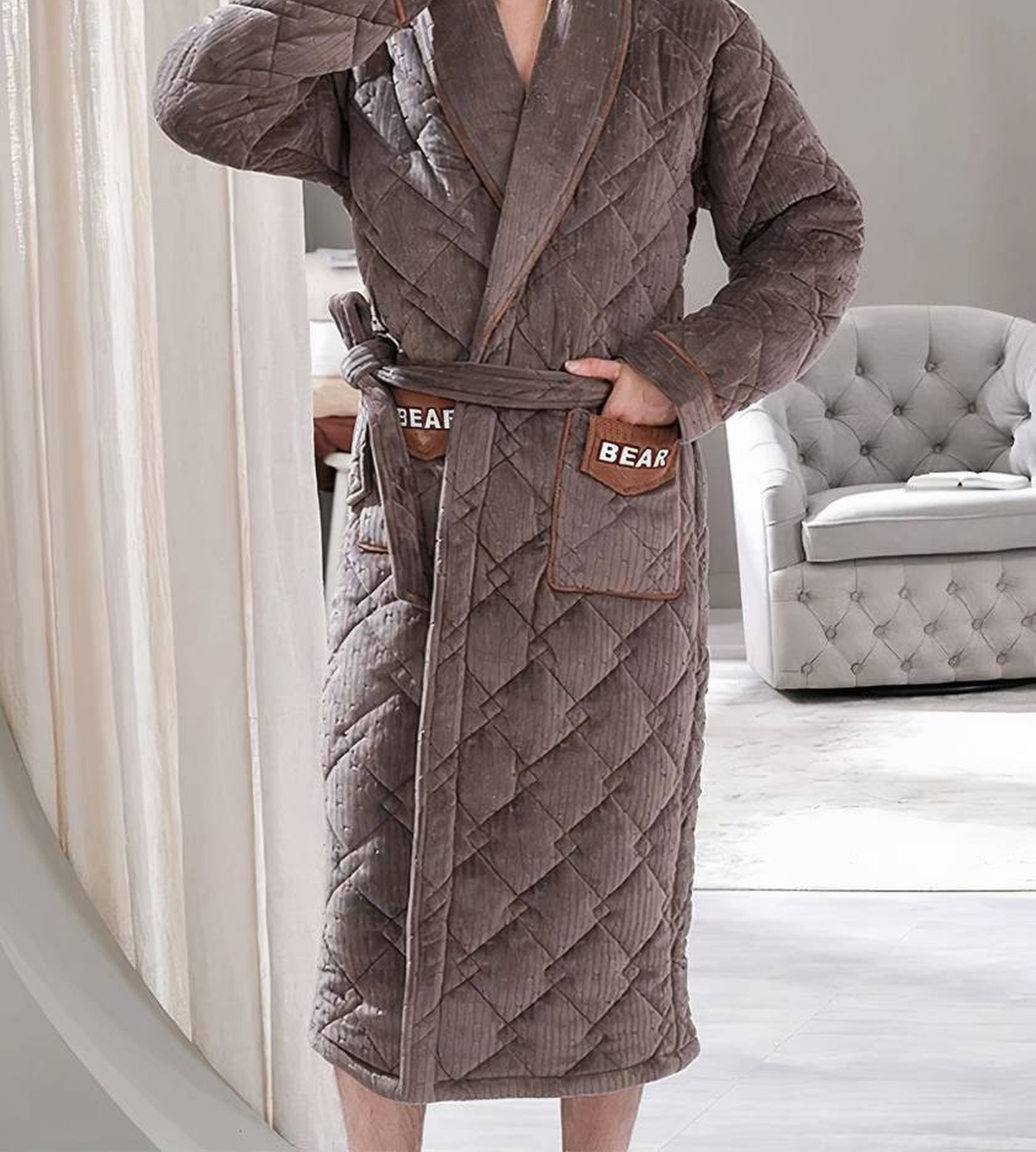 Vue fournisseur sans visage du peignoir polaire homme marron, matelassage en losange et poches BEAR