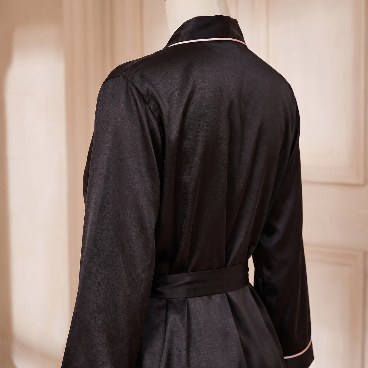 Détail du dos et du col du peignoir satin femme long noir