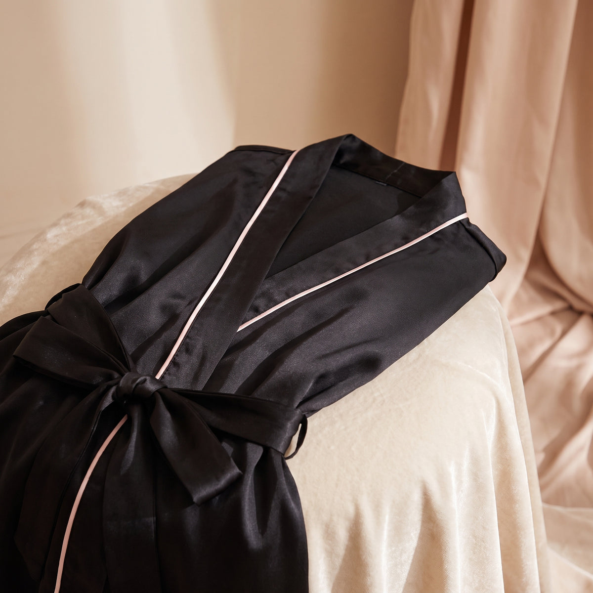 Col croisé, liseré rose poudré et ceinture du peignoir satin noir