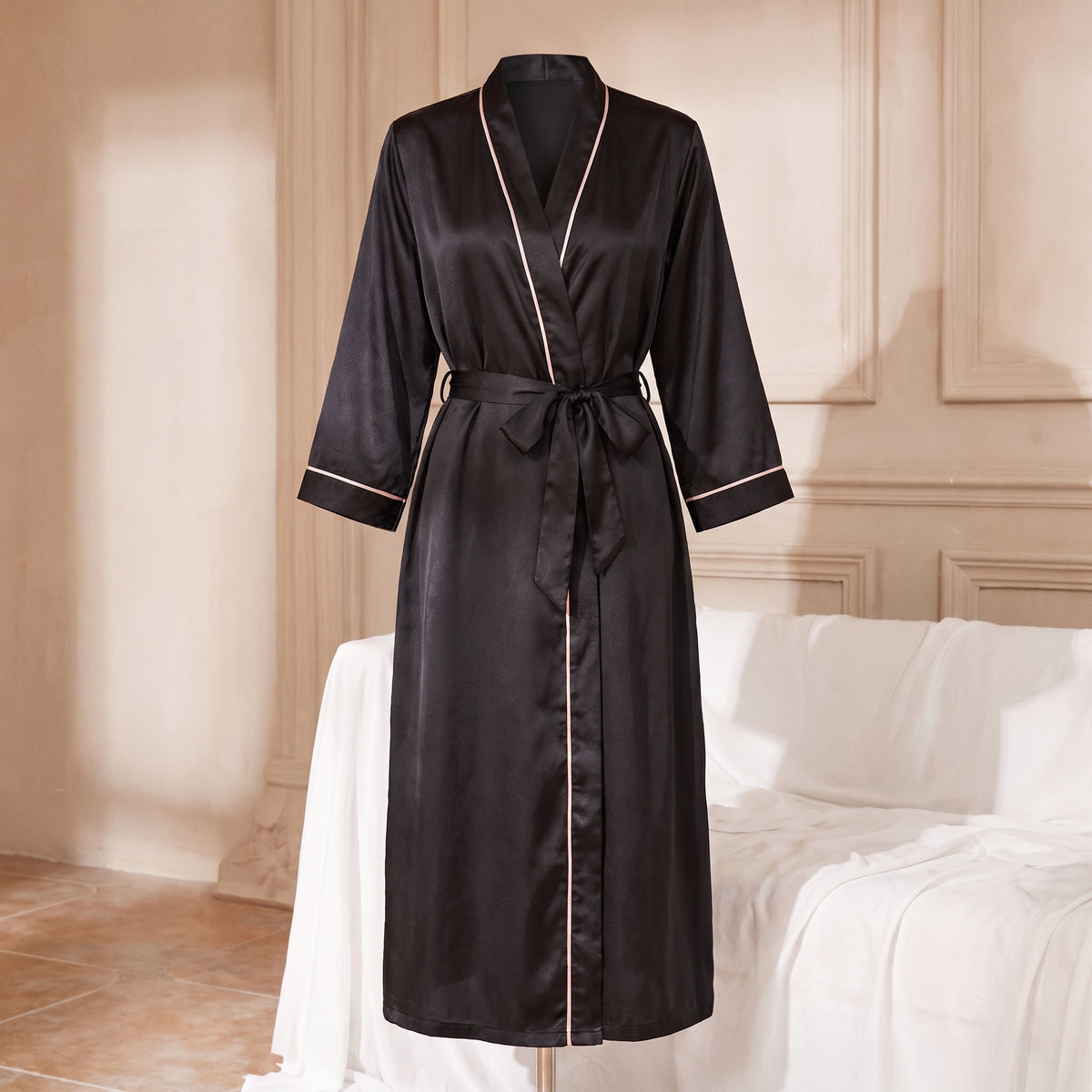 Peignoir satin femme long noir présenté de face sur mannequin invisible