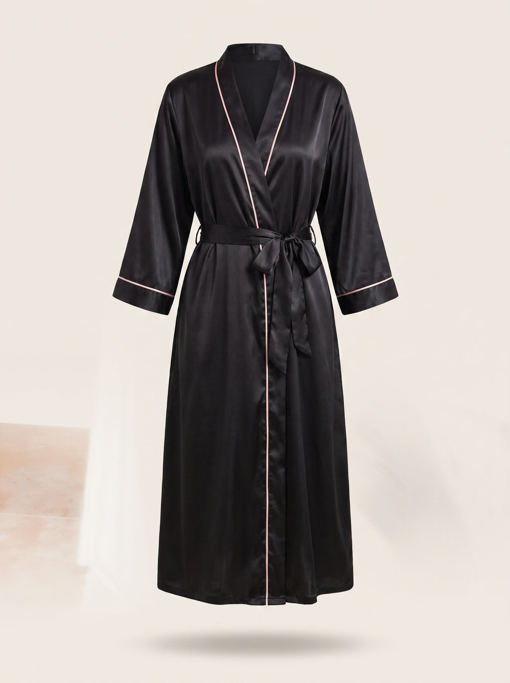 Peignoir satin femme long noir présenté sur mannequin invisible