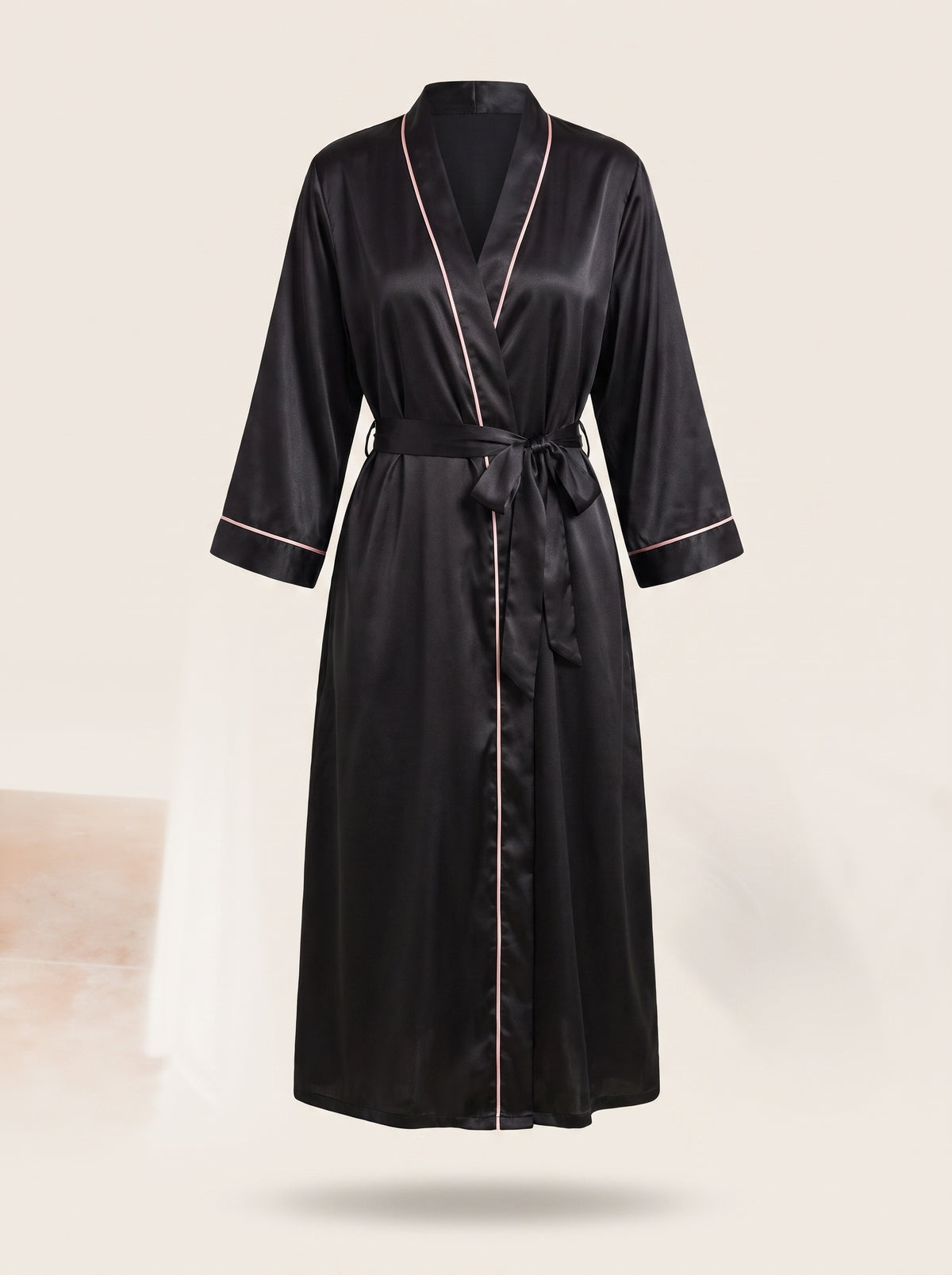 Peignoir satin femme long noir présenté sur mannequin invisible