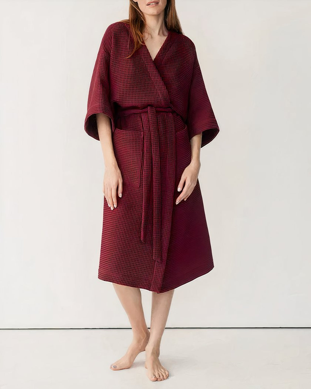 Vue entière du peignoir femme bordeaux gaufré avec ceinture et deux poches