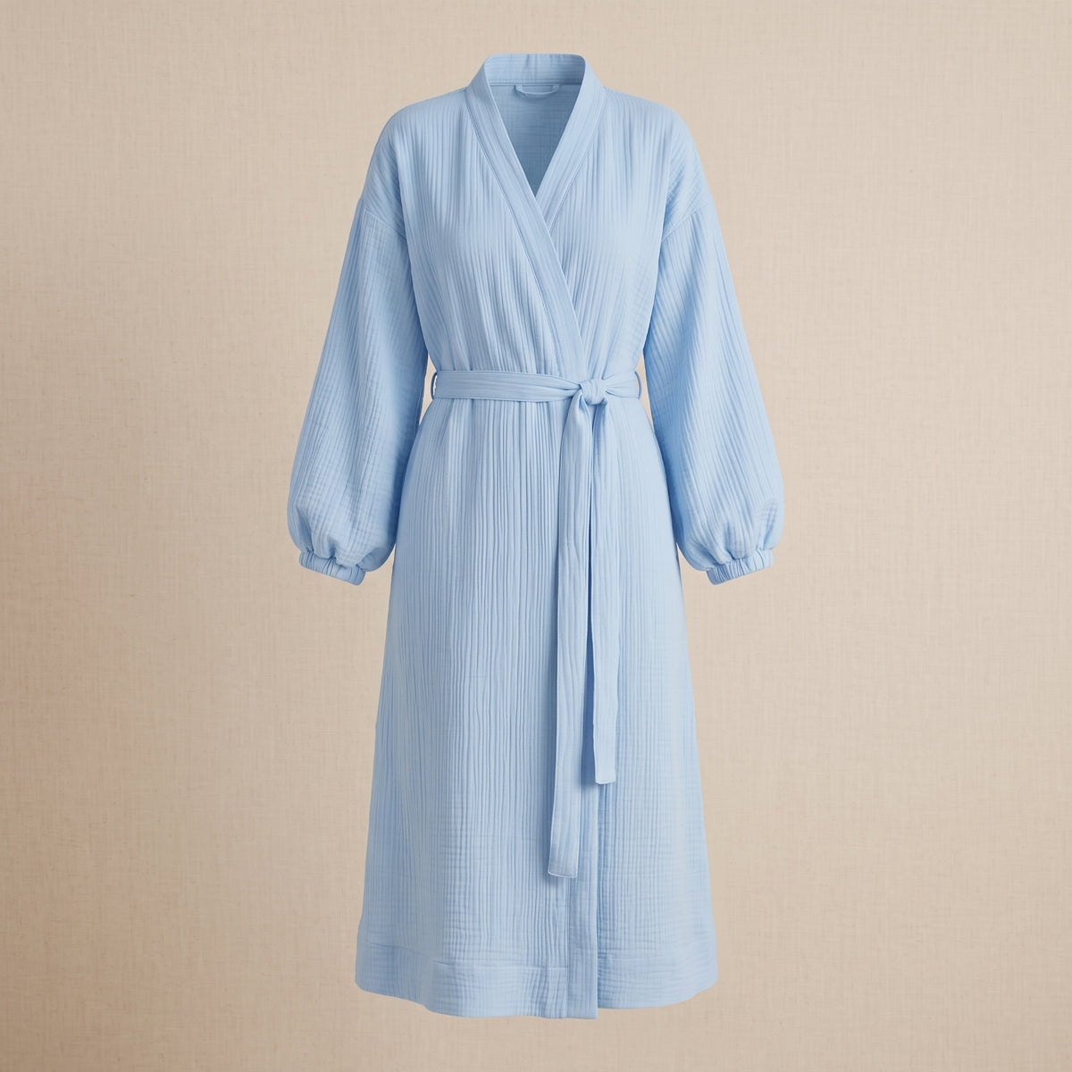 Peignoir spa bleu ciel en coton gaufré porté par mannequin invisible, coupe kimono croisée