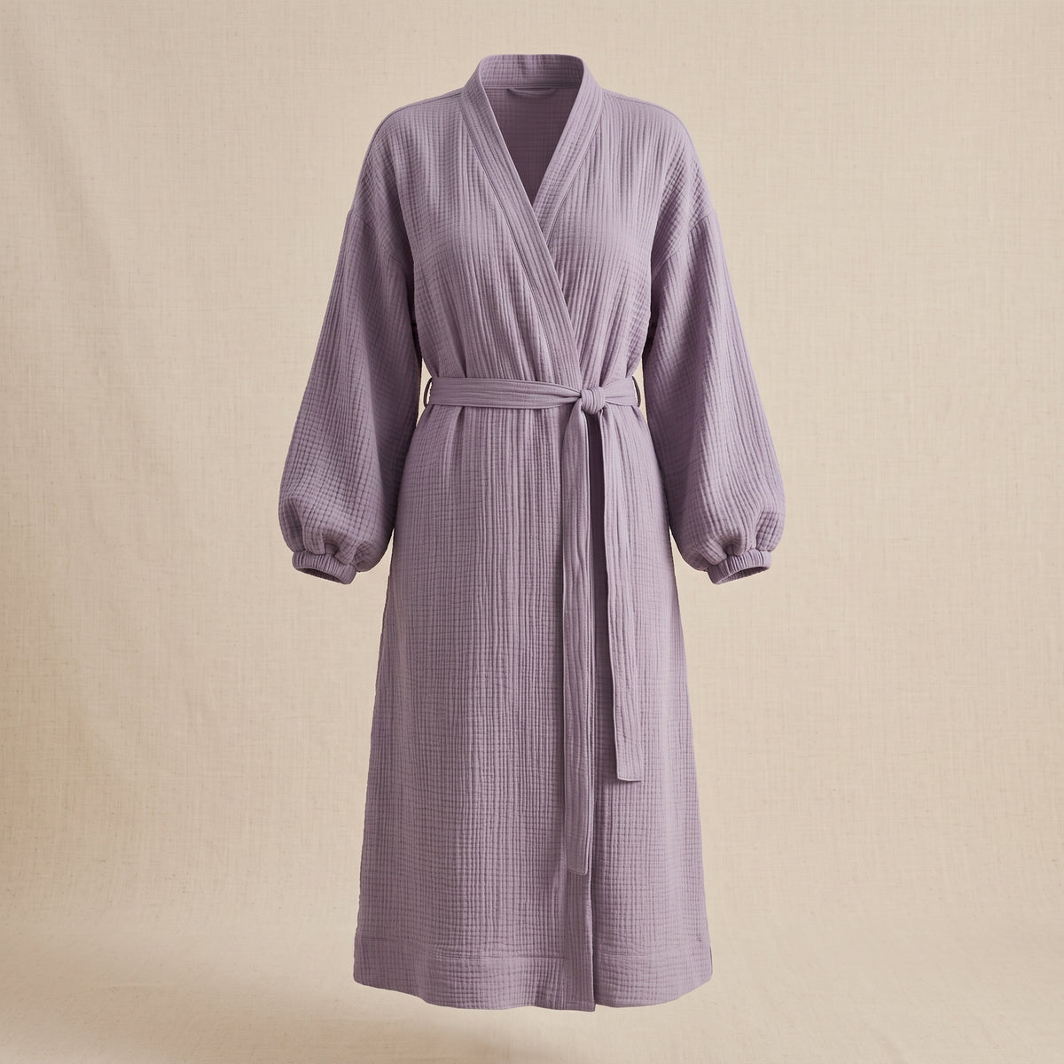 Peignoir spa violet mauve en coton gaufré porté par mannequin invisible, vue de face