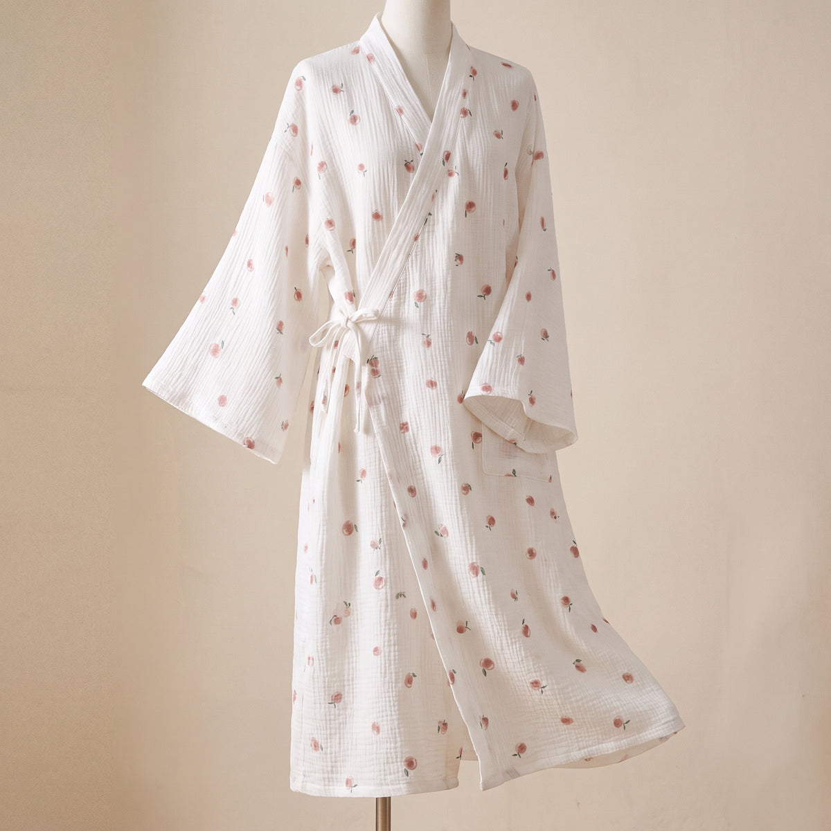 Peignoir kimono floral blanc long présenté sur mannequin invisible