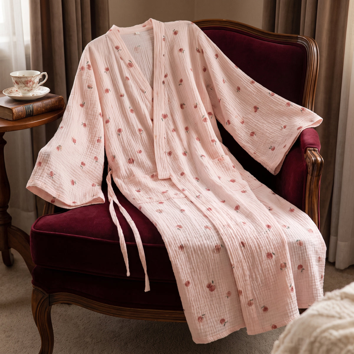 Peignoir kimono floral rose drapé sur un fauteuil de boudoir