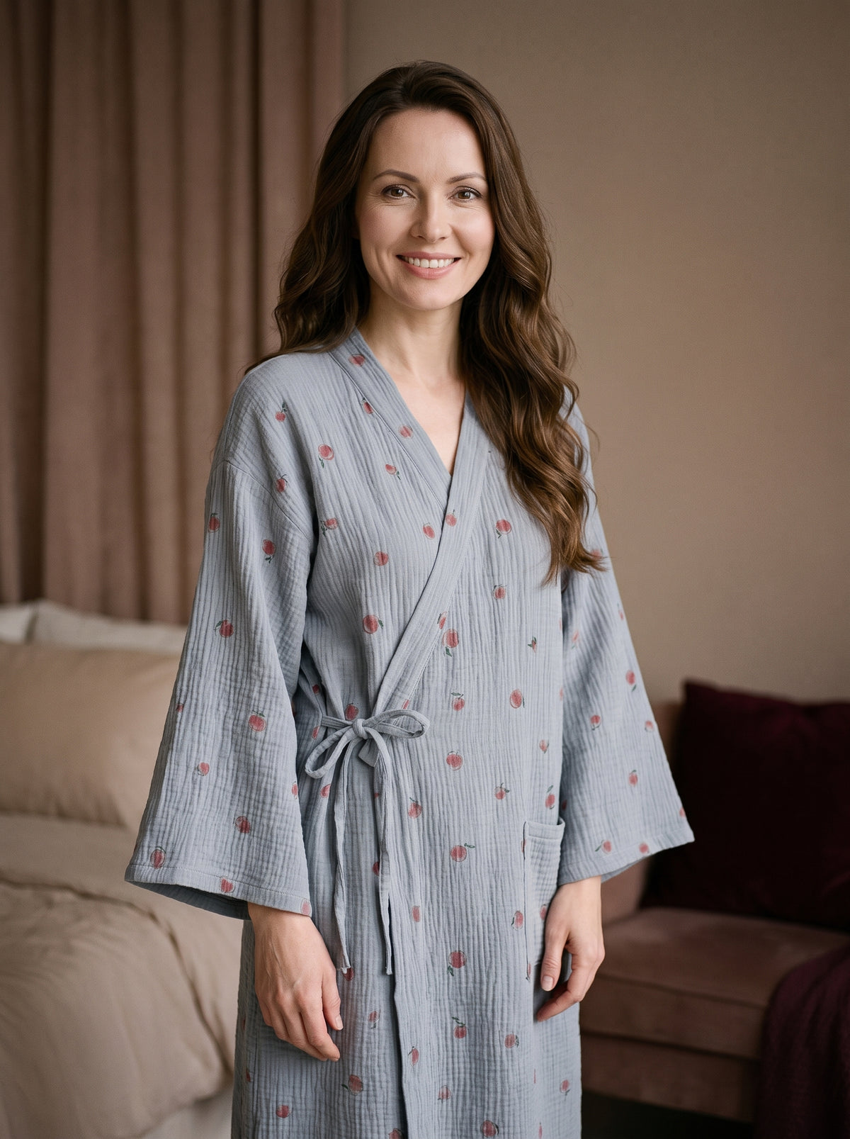 Femme souriante portant le peignoir kimono floral bleu dans un boudoir