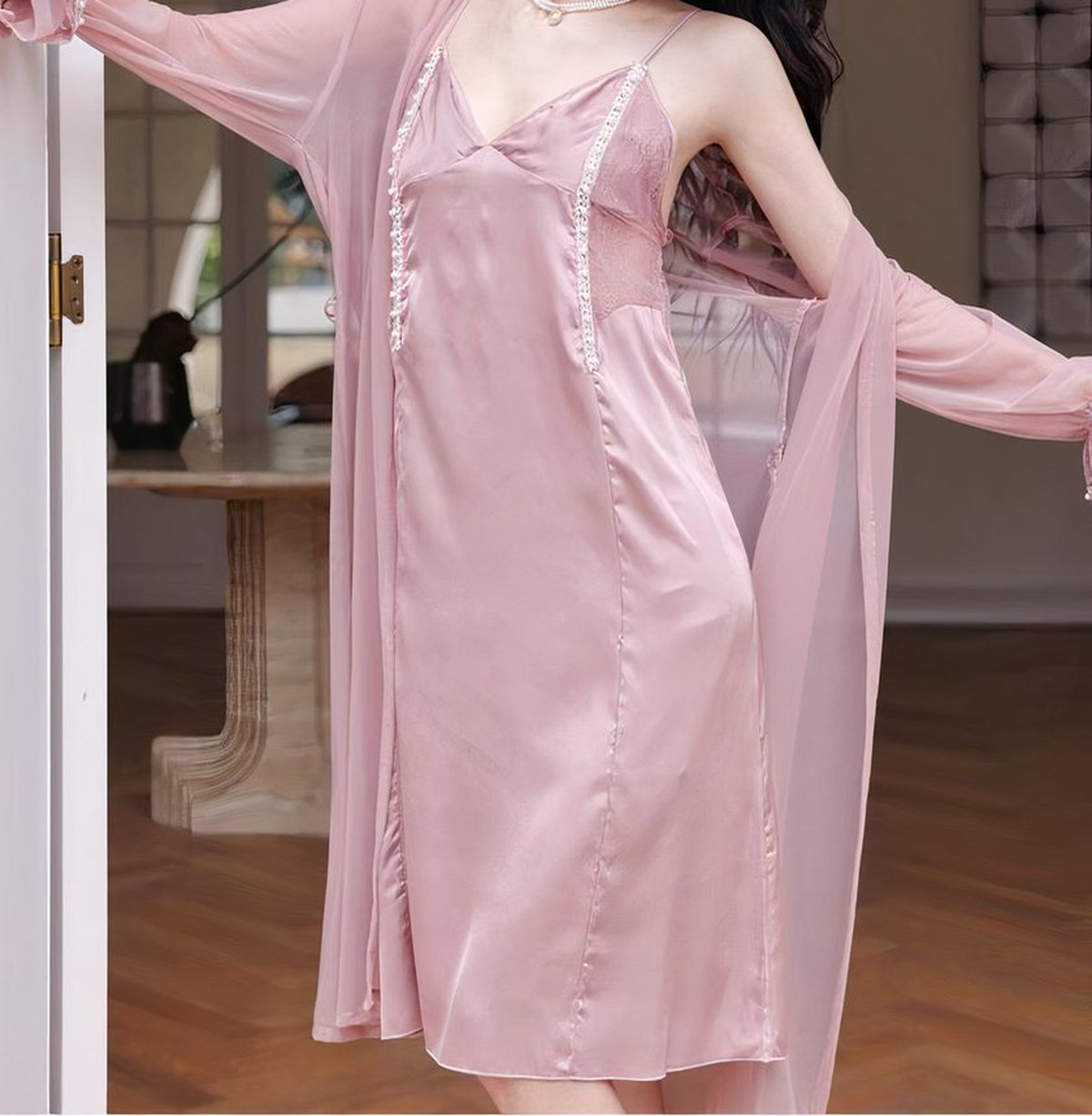 Ensemble nuisette et kimono rose vu de face, galon de perles sur le buste et kimono de voile tenu ouvert