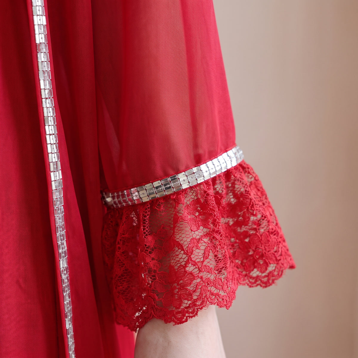 Poignet volanté du kimono rouge, dentelle et galon brillant