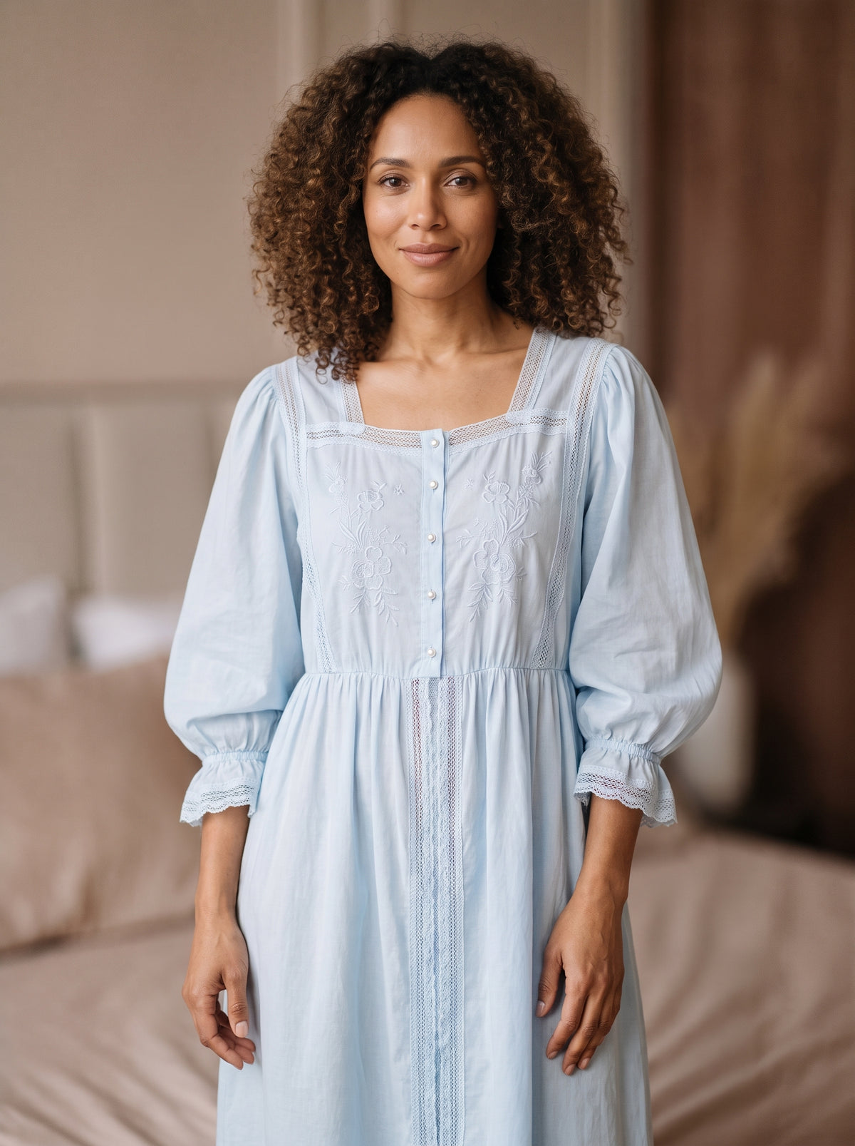 Chemise de nuit longue en coton bleu ciel a plastron brode, portee