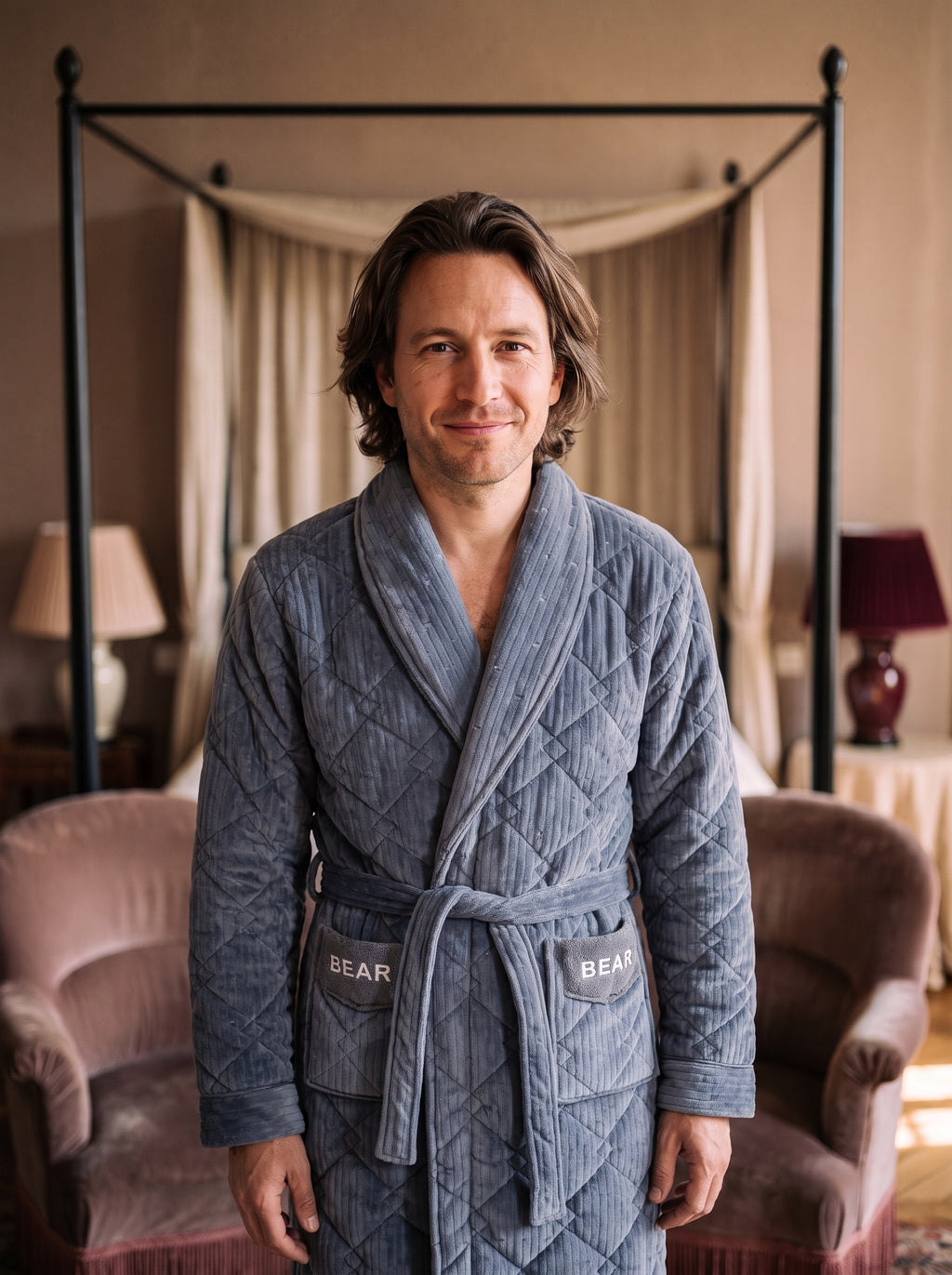 Homme souriant portant le peignoir polaire bleu matelassé à deux poches