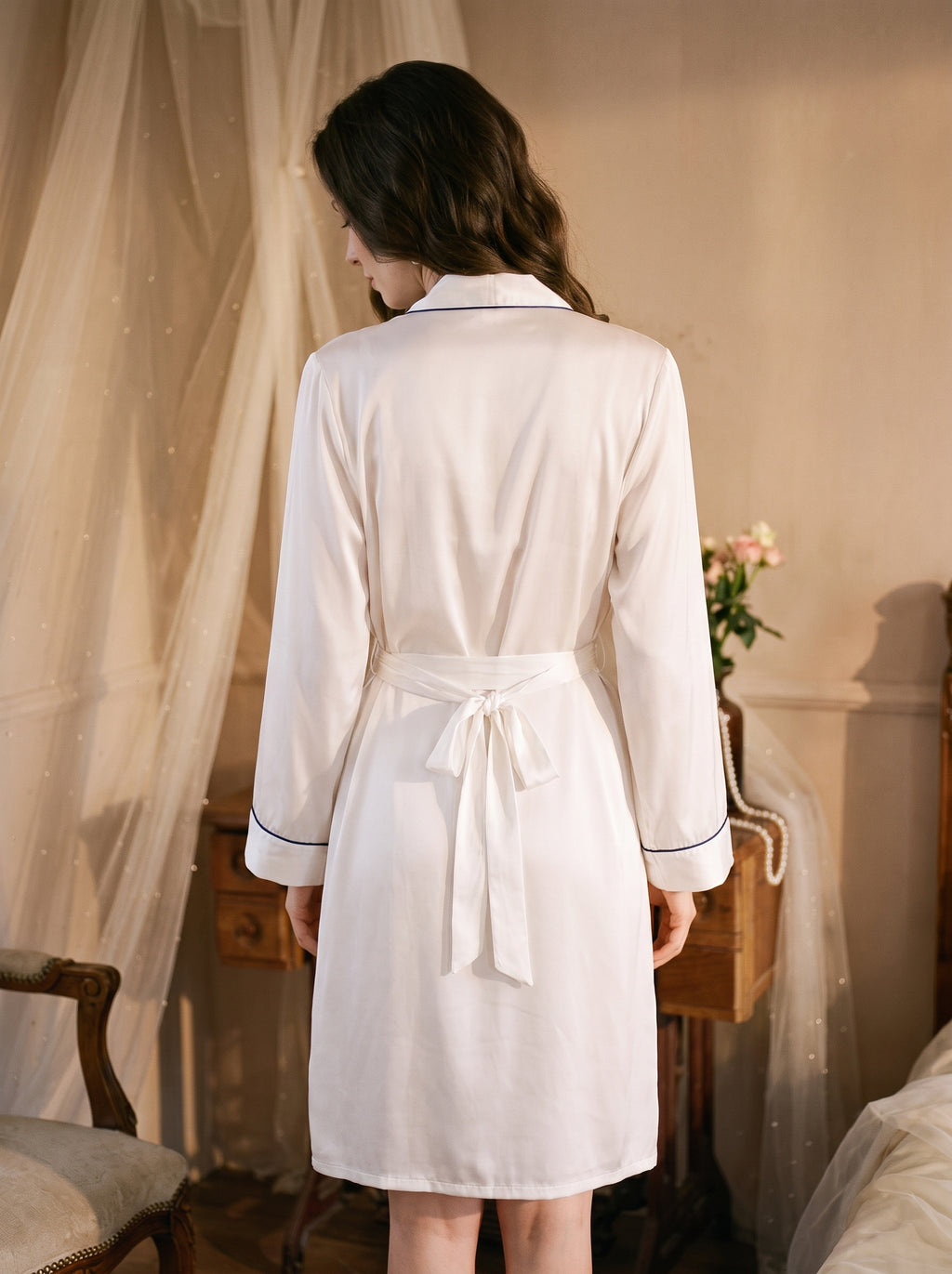 Ensemble nuisette et kimono blanc vu de dos, ceinture nouée à la taille