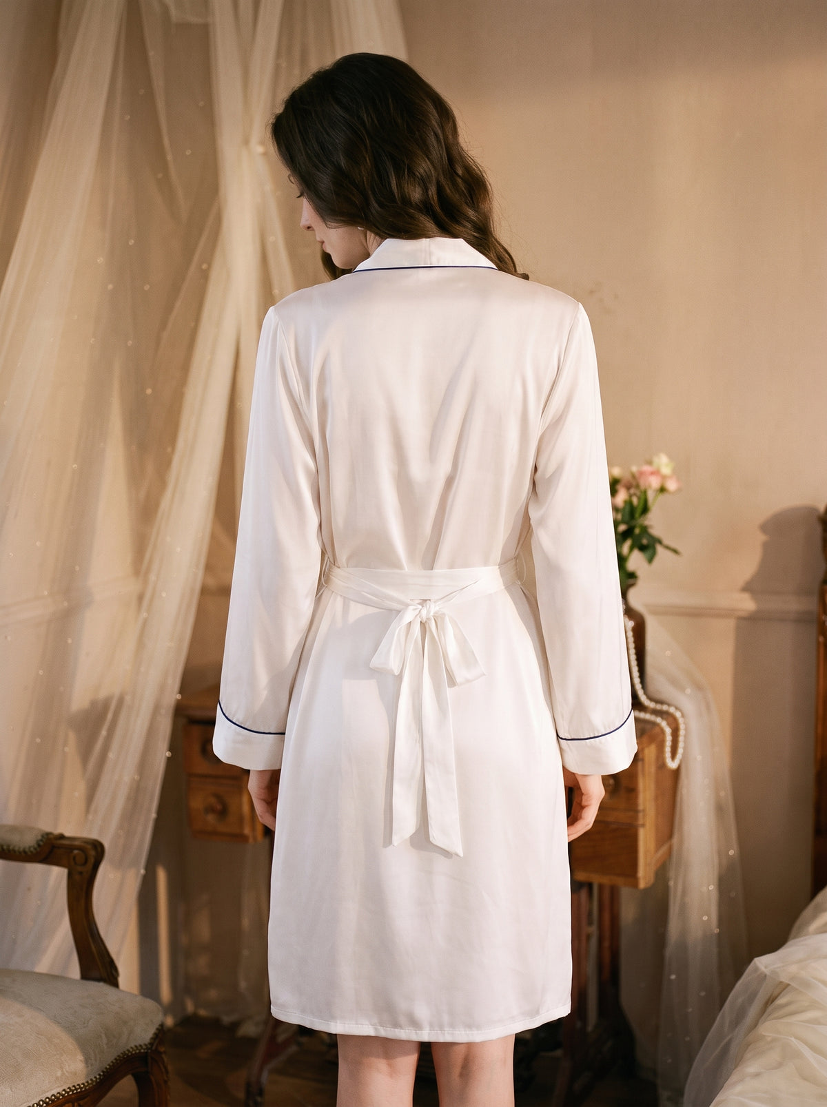 Ensemble nuisette et kimono blanc vu de dos, ceinture nouée à la taille