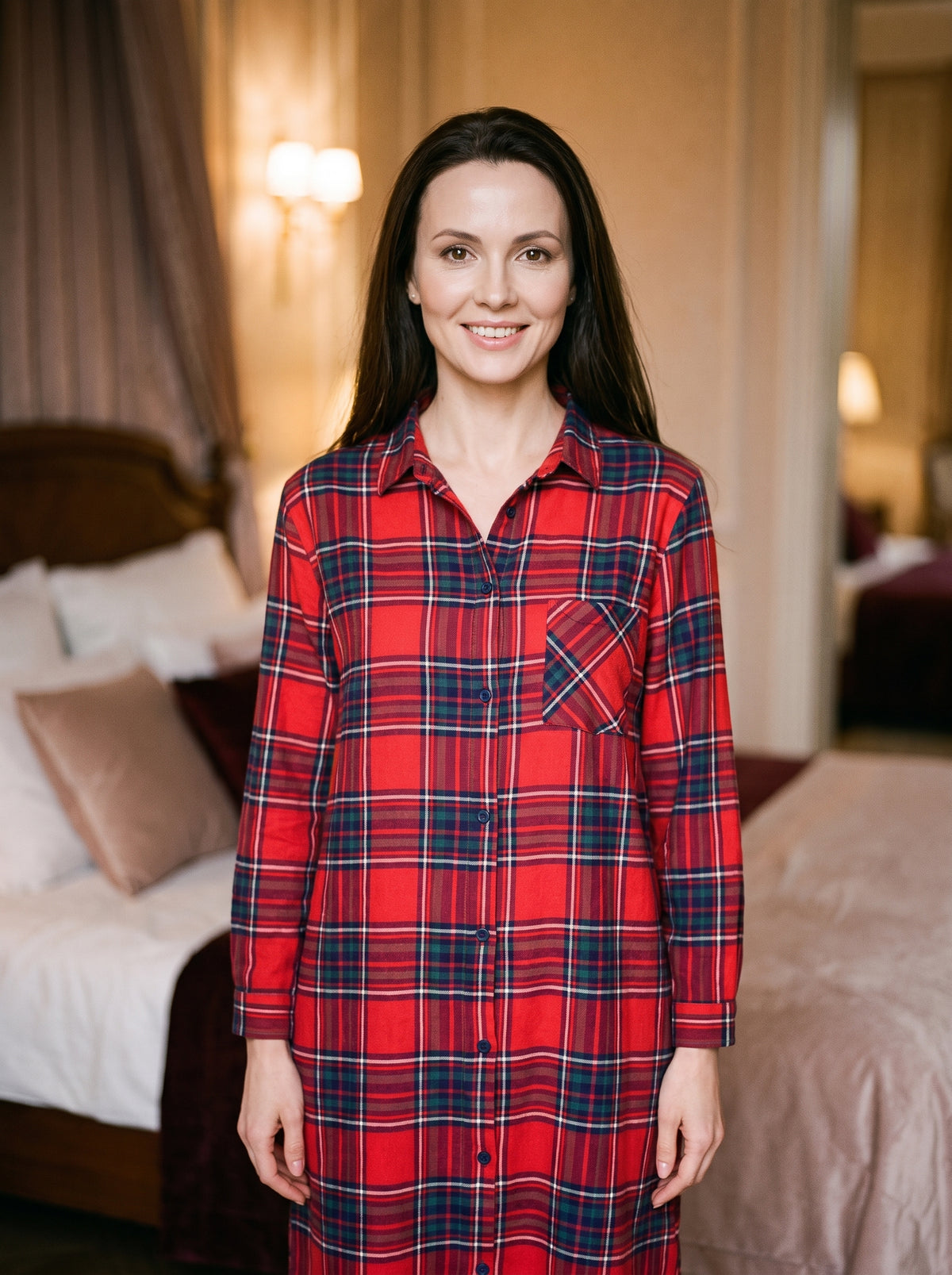 Femme brune souriante portant la nuisette a carreaux rouges en coton, col chemise et poche poitrine en biais