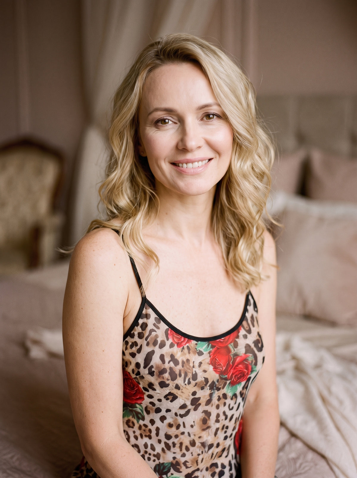 Nuisette leopard fleurs rouges portee modele blonde souriante boudoir
