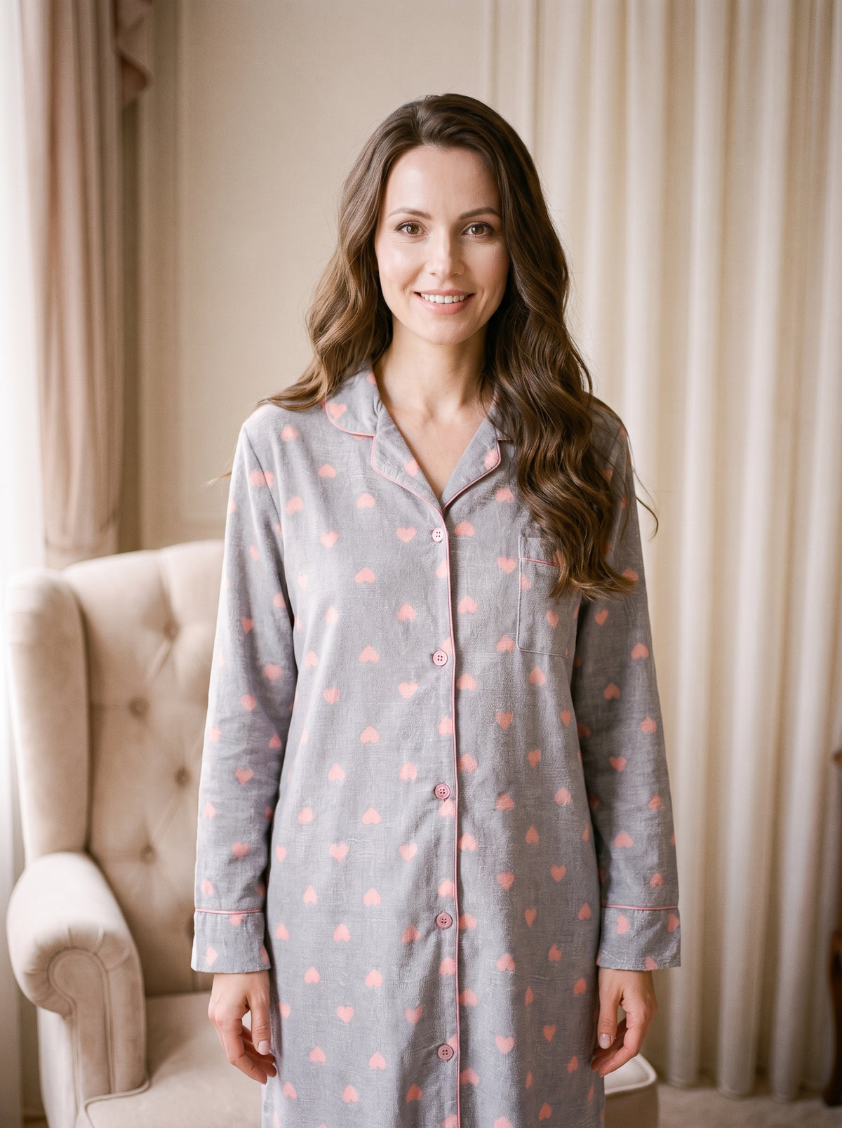 Femme souriante portant la chemise de nuit grise a coeurs roses, col tailleur et boutons roses