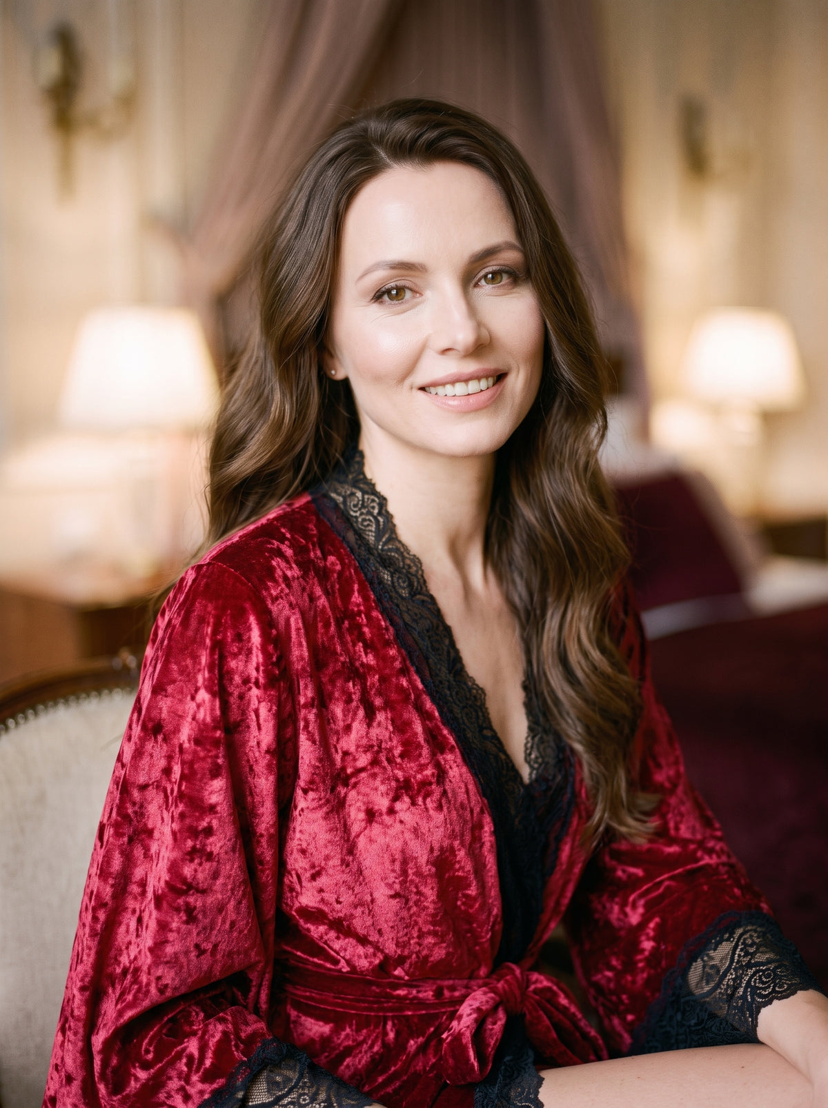 Modèle souriante portant l'ensemble nuisette et kimono rouge en velours bordé de dentelle noire