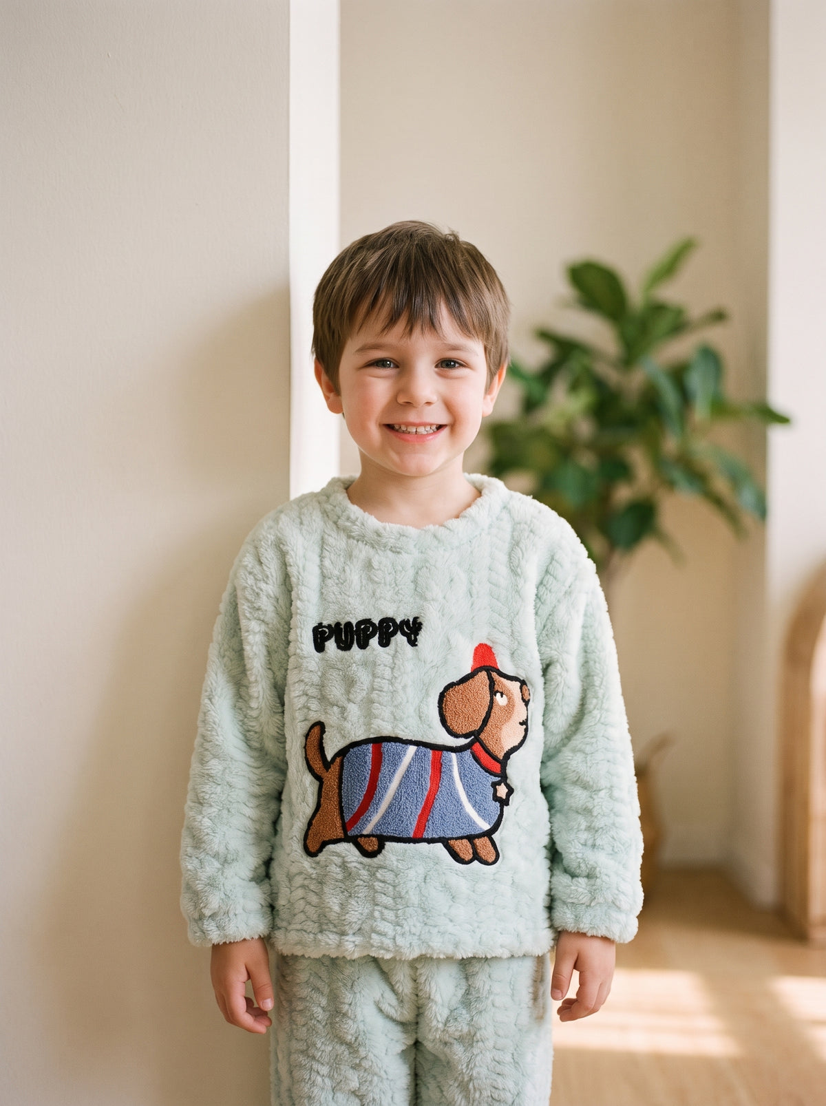 Pyjama garcon en flanelle epaisse, coloris chien vert d'eau, porte par un enfant