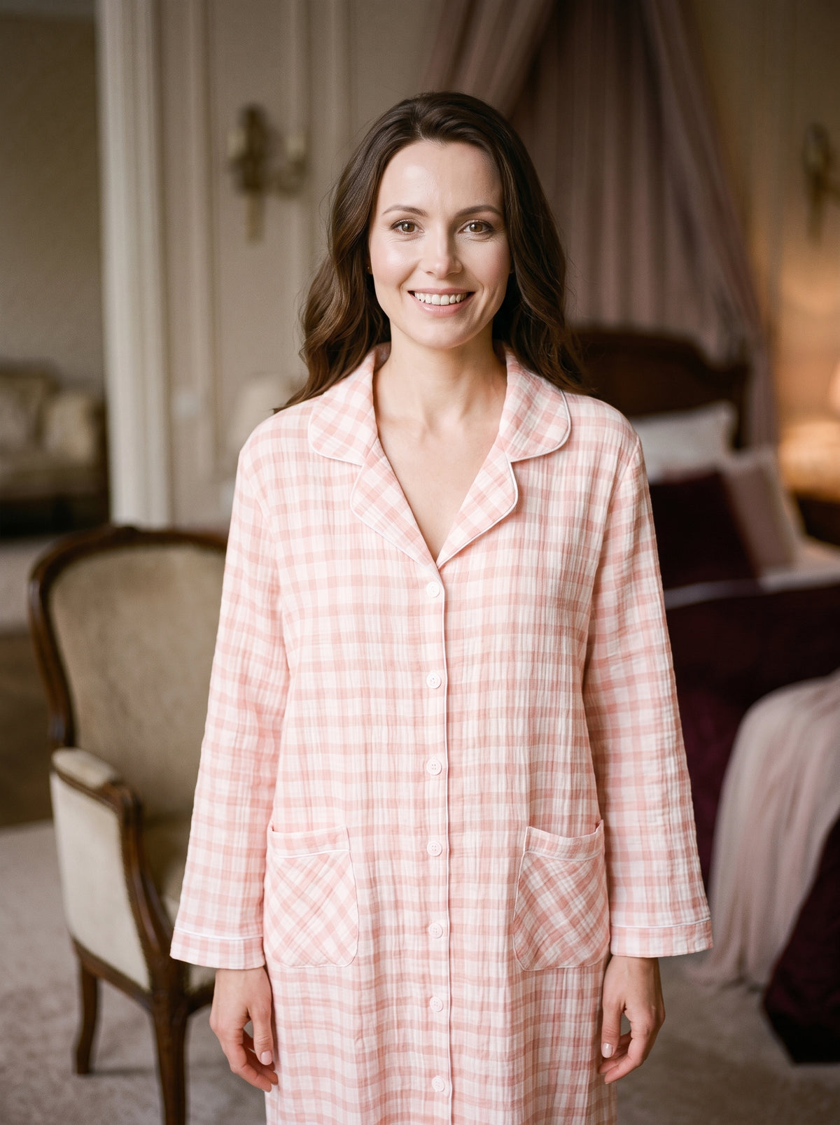 Femme brune souriante portant la robe de chambre longue a carreaux vichy rose et blanc