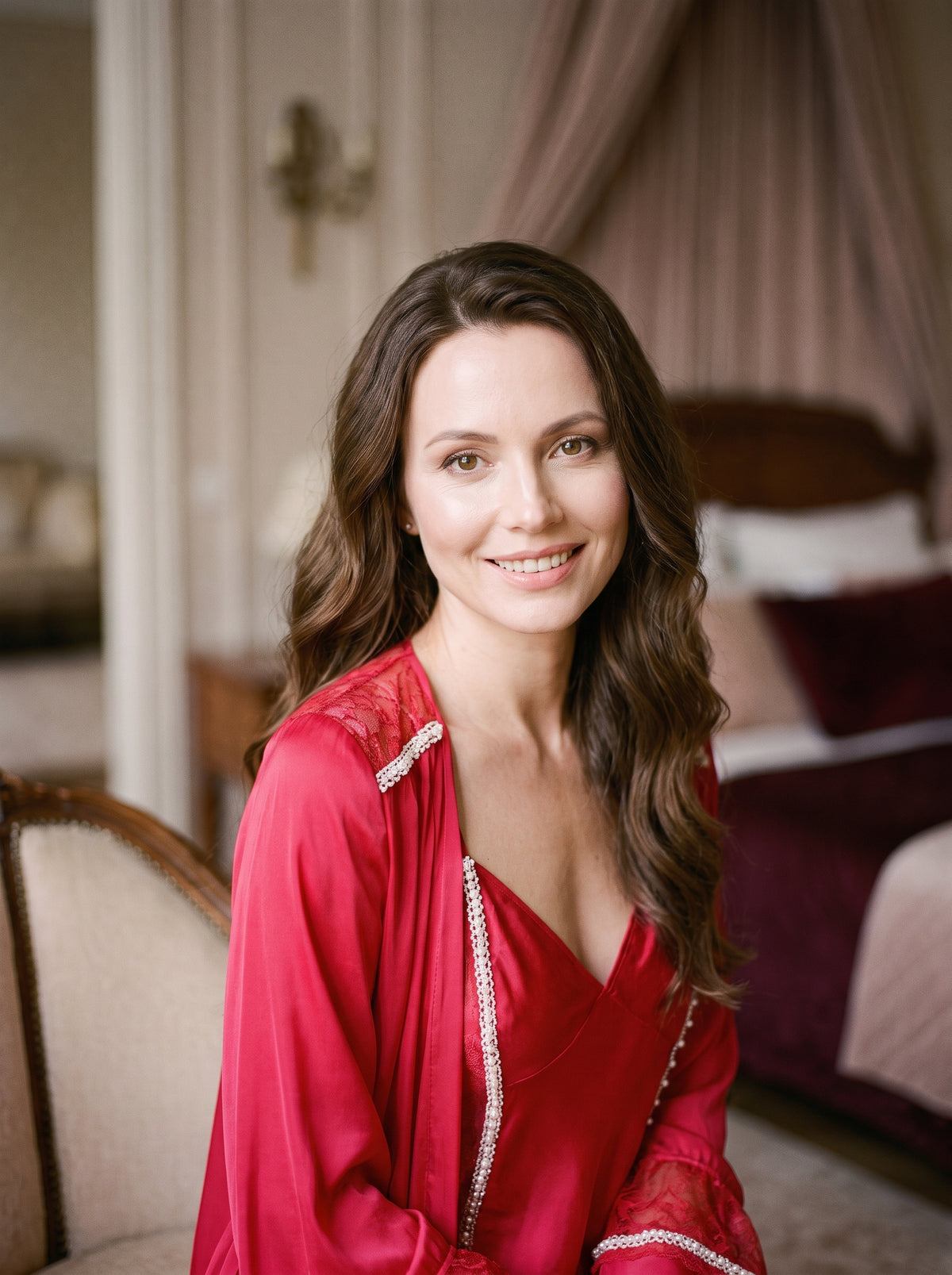 Ensemble nuisette et kimono rouge en dentelle porté, modèle souriante dans un boudoir
