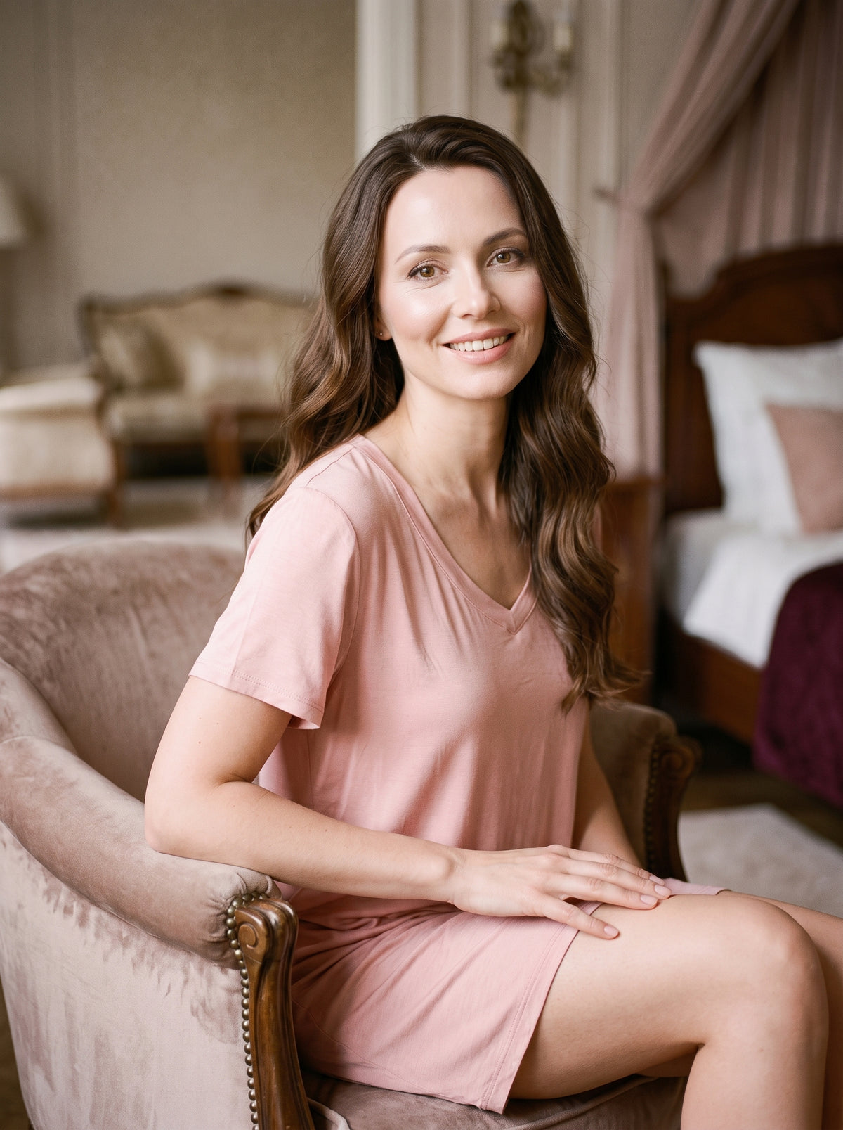 Femme brune souriante portant la nuisette courte rose en modal, coupe droite et encolure en V