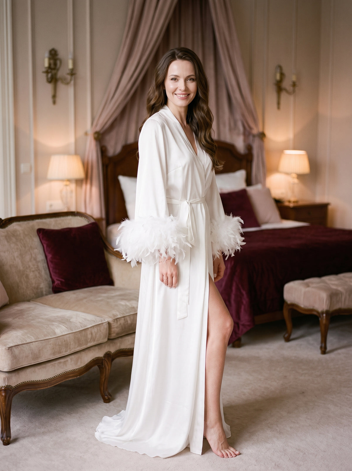 Modele souriante portant la robe de chambre blanche a plumes, vue de face en pied dans un boudoir
