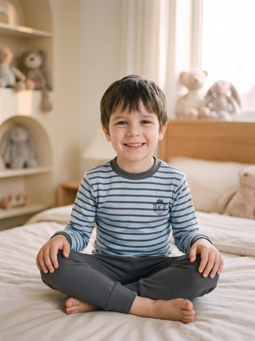 Enfant portant le pyjama garcon en coton raye bleu et gris, pantalon gris uni