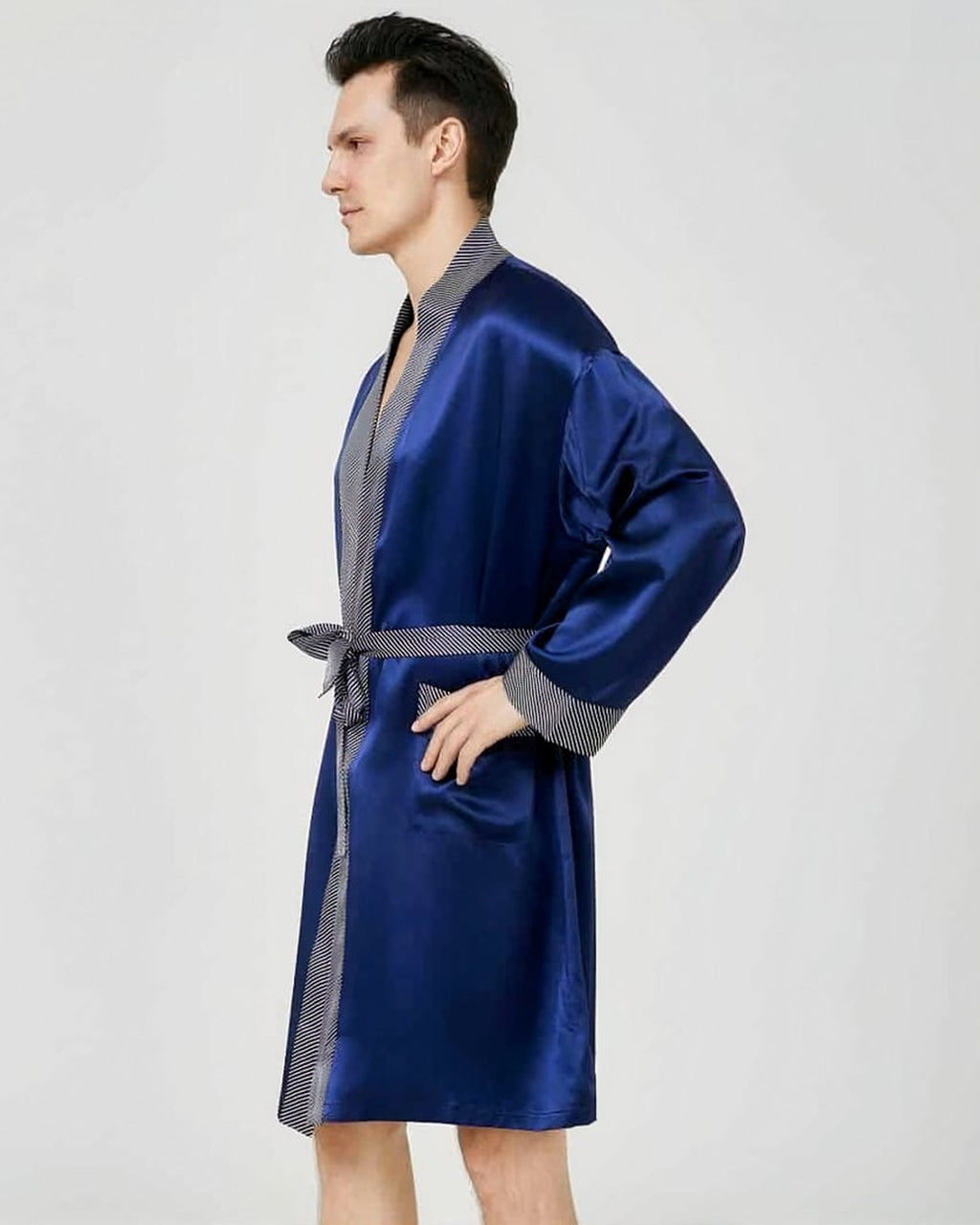 Robe de chambre de soie bleu marine vue de profil, main dans la poche de hanche