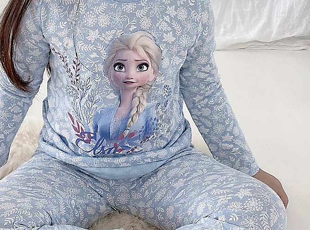 Détail du haut de pyjama fille à imprimé Reine des Neiges sur coton bleu fleuri