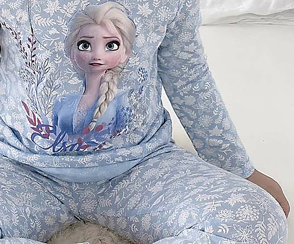 Détail de l'imprimé floral hiver bleu et blanc du pyjama