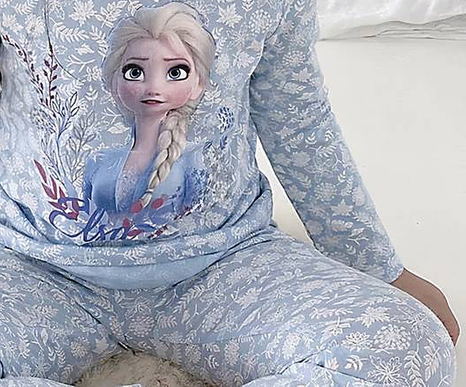 Détail de l'imprimé floral hiver bleu et blanc du pyjama Image