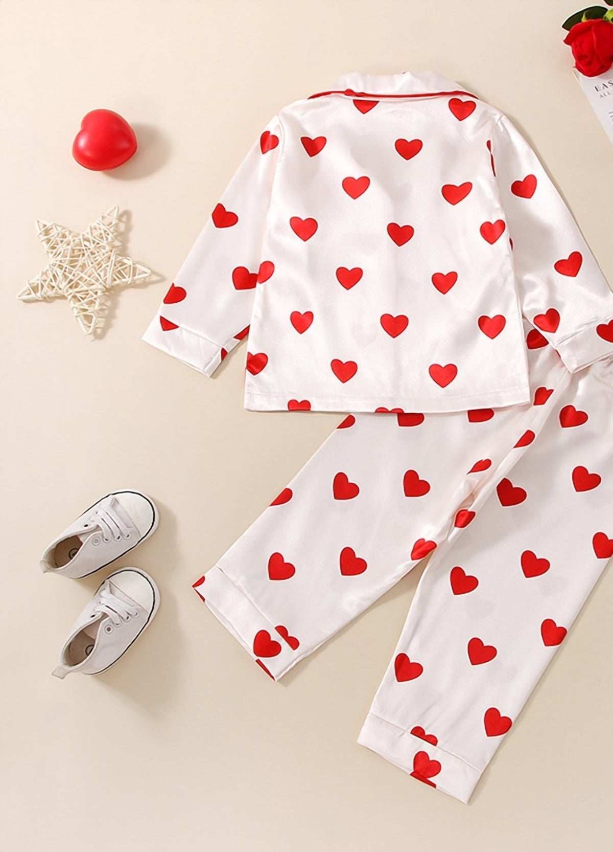 Pyjama bebe satine a coeurs rouges vu de dos, haut et pantalon