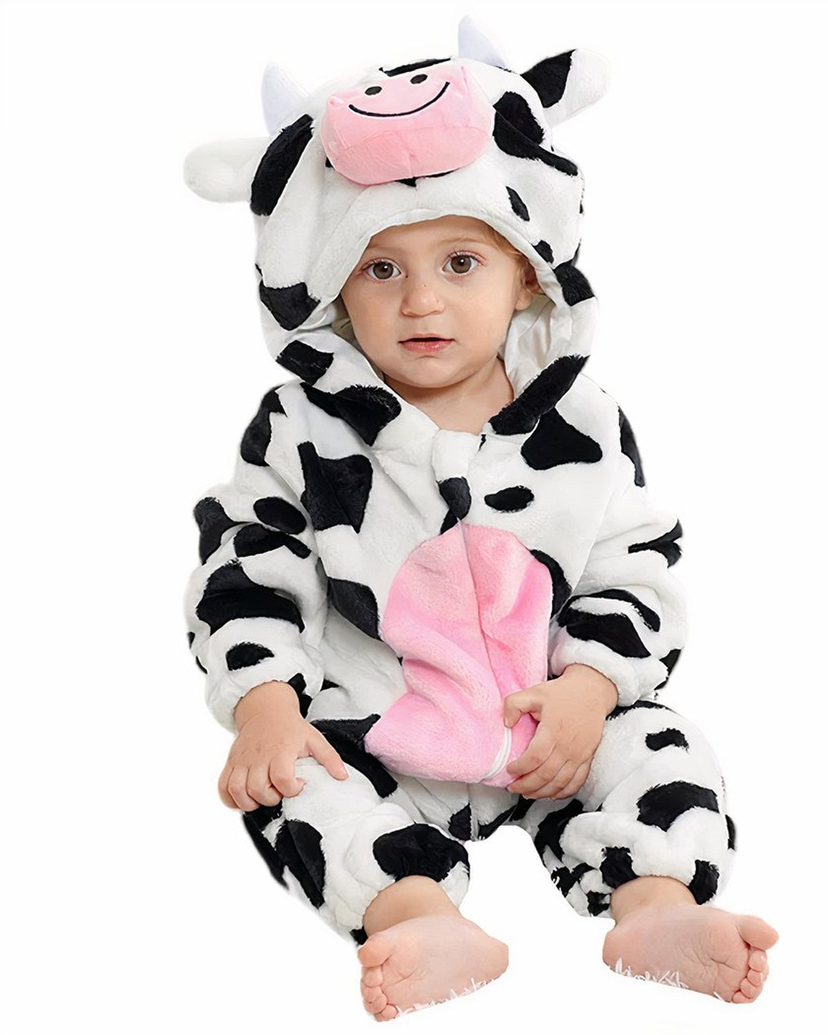 Bébé assis portant le pyjama vache fournisseur, capuche relevée et ventre rose visible