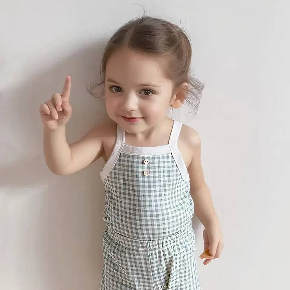 Bébé libre de bouger dans le pyjama d’été vert à carreaux