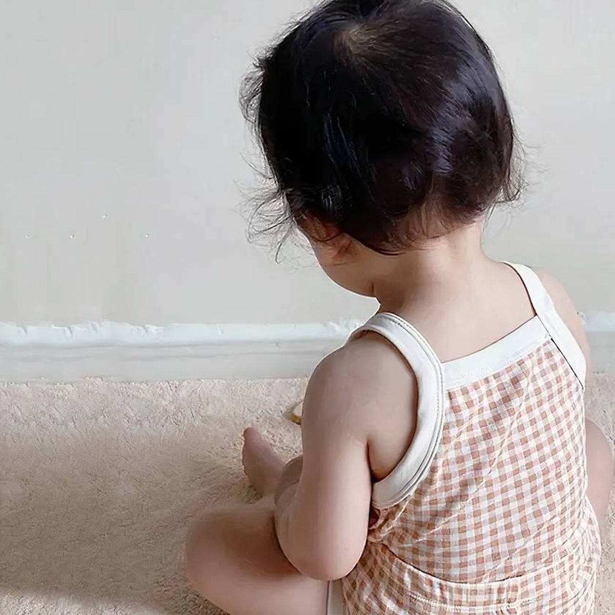 Dos du pyjama bébé rose à carreaux choisi comme cadeau tendre