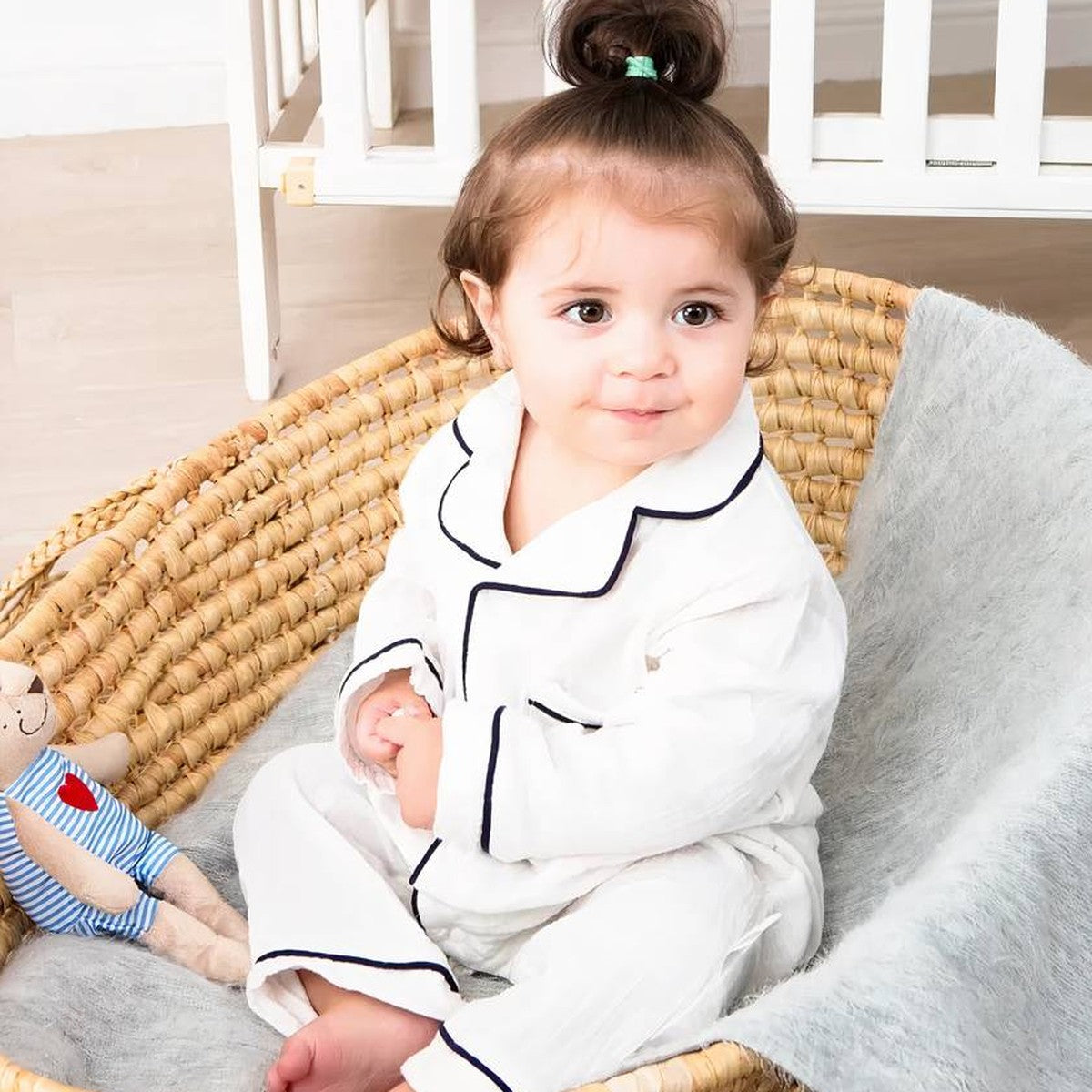 Coucher tendre avec le pyjama bébé blanc à col rabattu