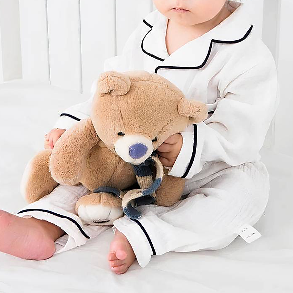 Câlins avant la nuit avec le pyjama bébé et son doudou