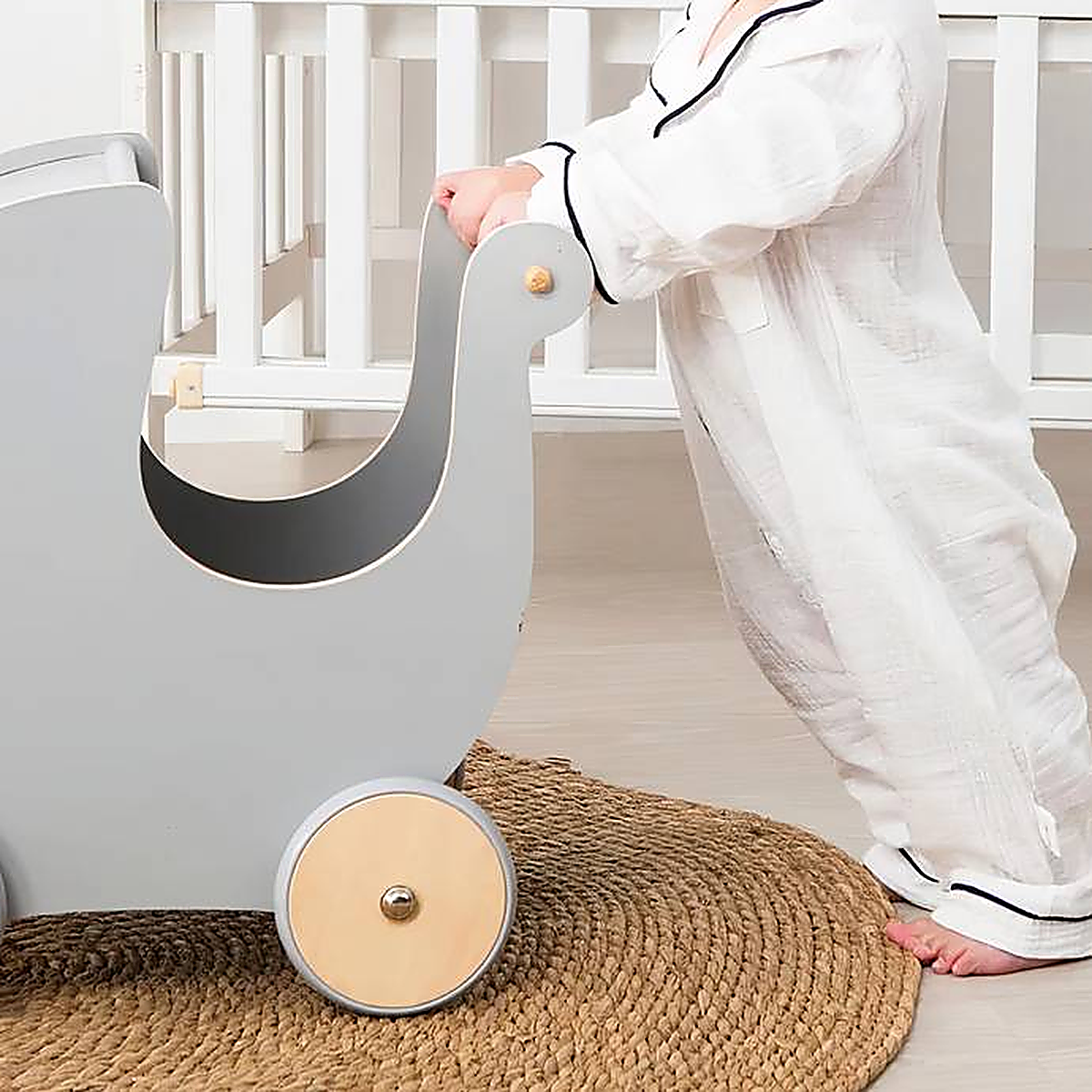 Premiers pas au réveil dans le pyjama bébé blanc