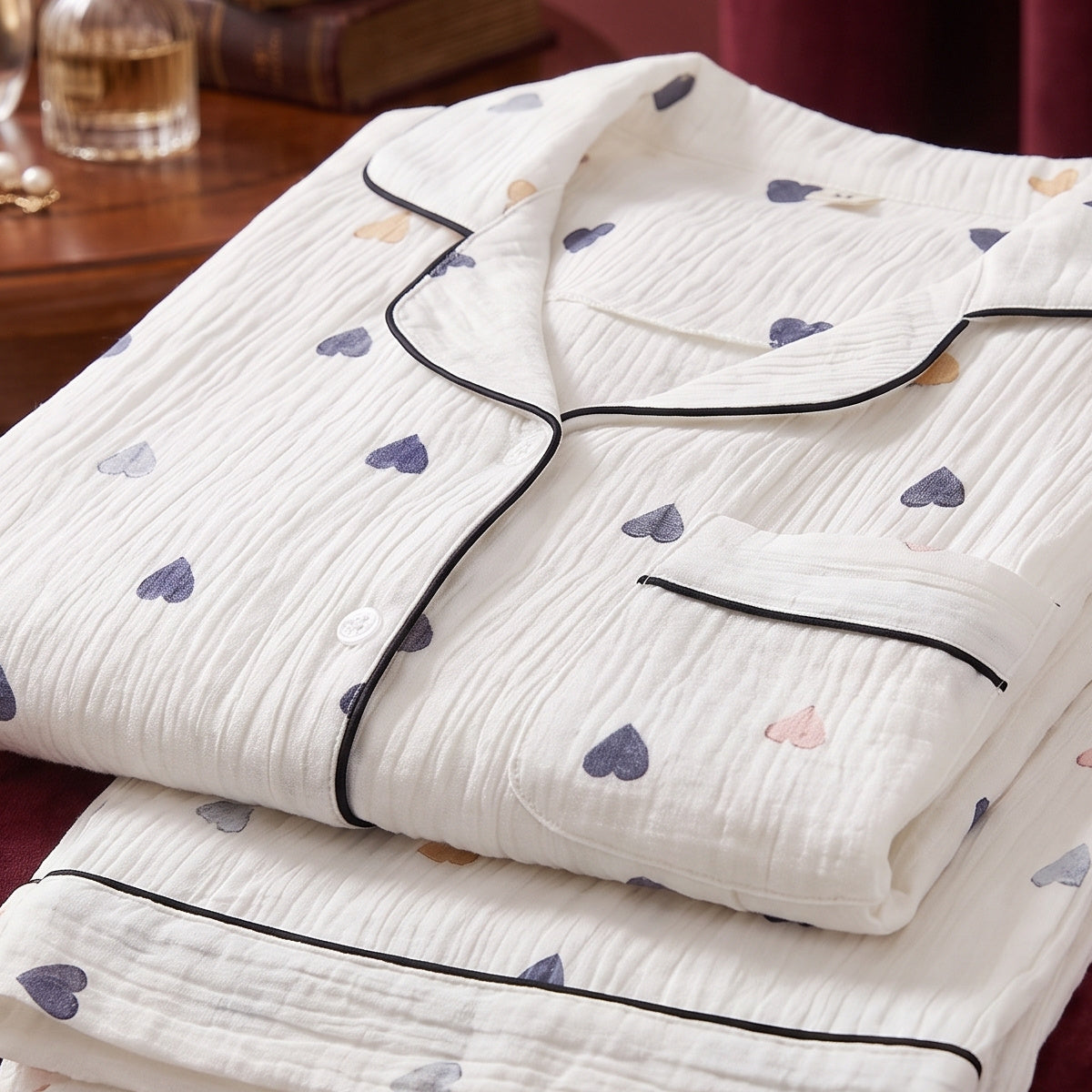 Pyjama femme été plié dans un décor boudoir bordeaux