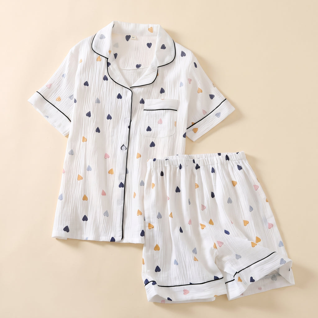 Haut et short du pyjama femme été à imprimé cœurs sur fond crème