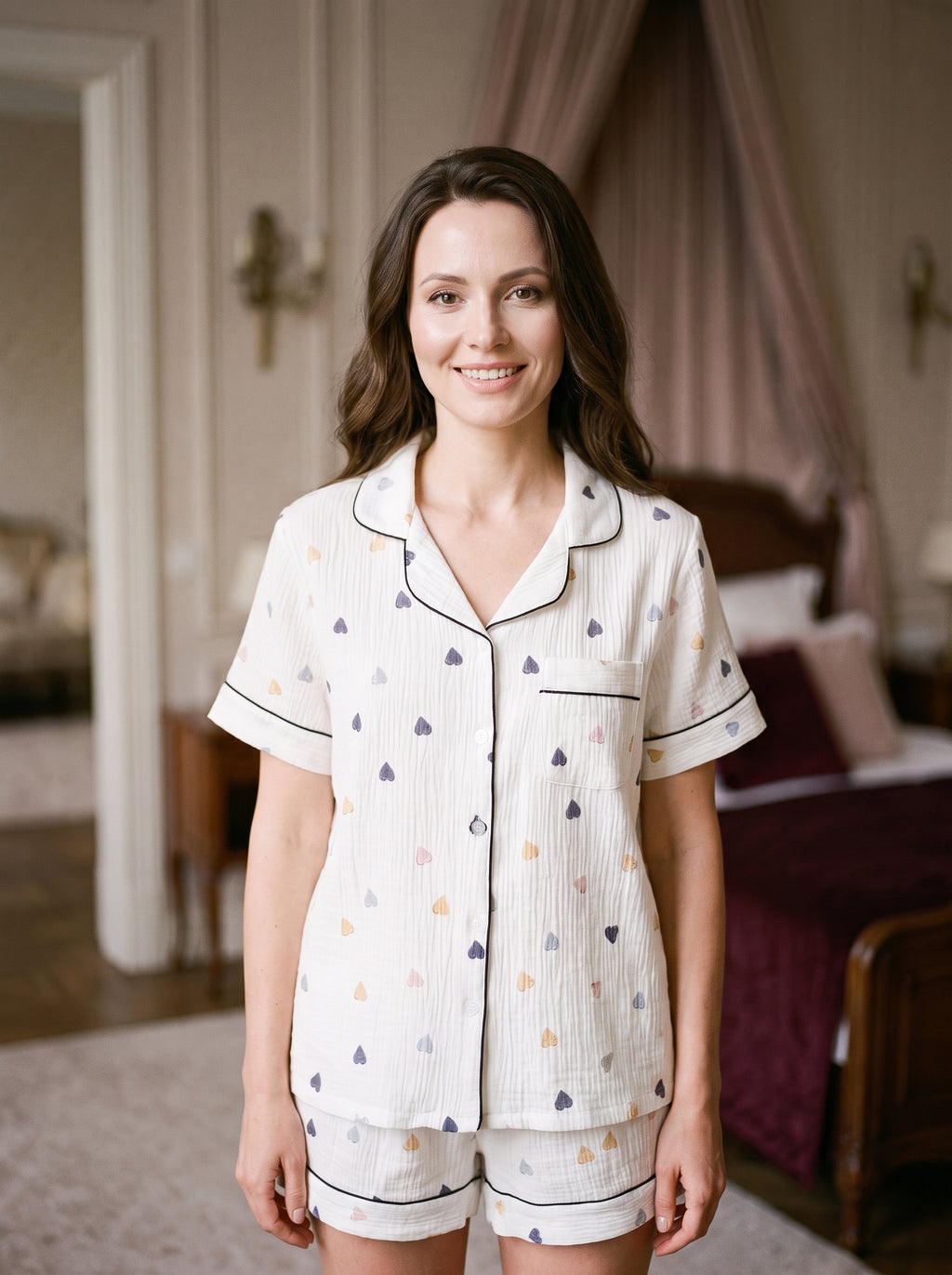 Femme souriante portant le pyjama femme été à imprimé cœurs dans un boudoir
