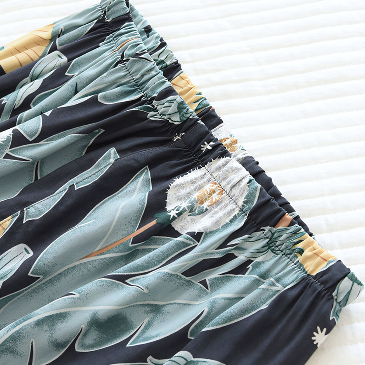 Taille élastiquée et motif végétal du short de pyjama tropical