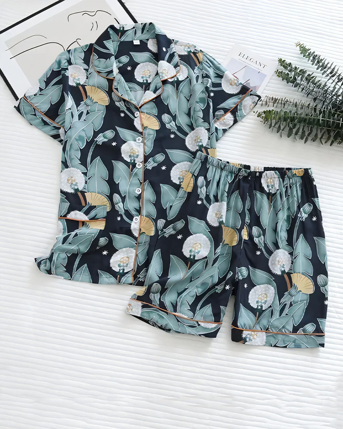 Ensemble pyjama femme à feuillage tropical posé à plat avec haut boutonné et short