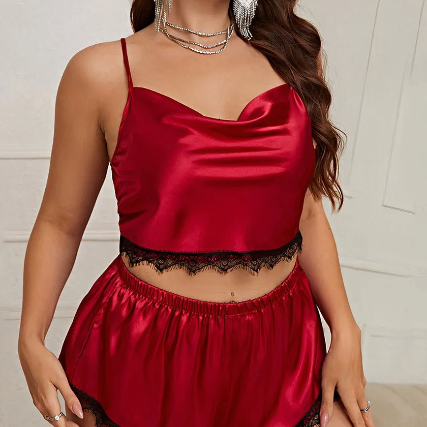 Pyjama femme rouge porté de face avec dentelle noire et allure féminine